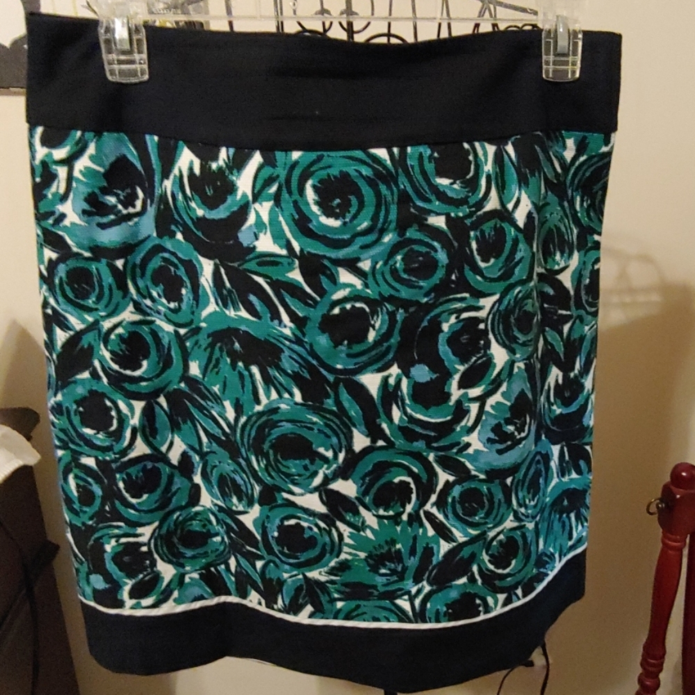 Mid-length straight skirt